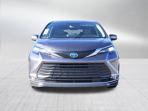 Used 2024 Toyota Sienna XLE image 2