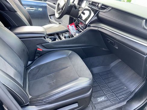 Used 2023 Jeep Grand Cherokee L Laredo image 32