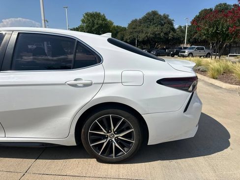 Used 2022 Toyota Camry SE w/ Convenience Package FWD image 3