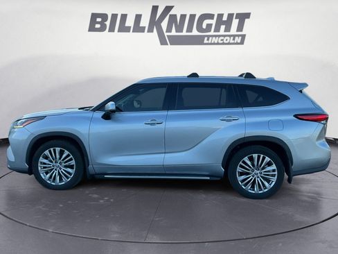 Used 2022 Toyota Highlander Platinum AWD/4WD image 2