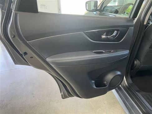 Used 2018 Nissan Rogue S AWD/4WD image 26