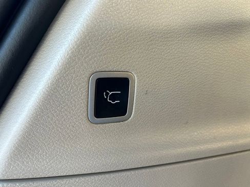 Used 2023 Chrysler Pacifica Touring-L image 47