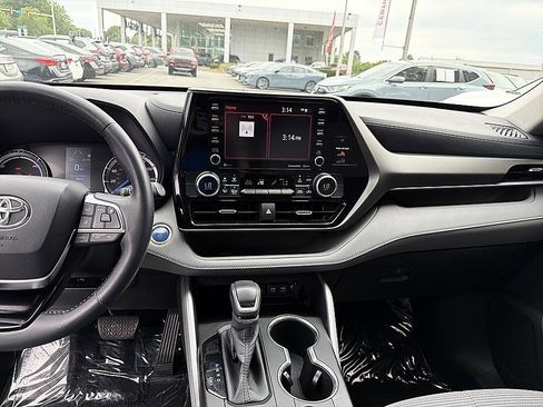 Used 2020 Toyota Highlander LE AWD/4WD image 16
