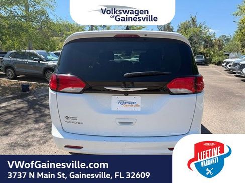 Used 2023 Chrysler Voyager LX FWD image 4