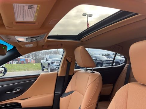 Used 2024 Lexus ES 350 w/ Premium Package image 18