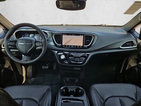 Used 2024 Chrysler Pacifica Limited FWD image 17
