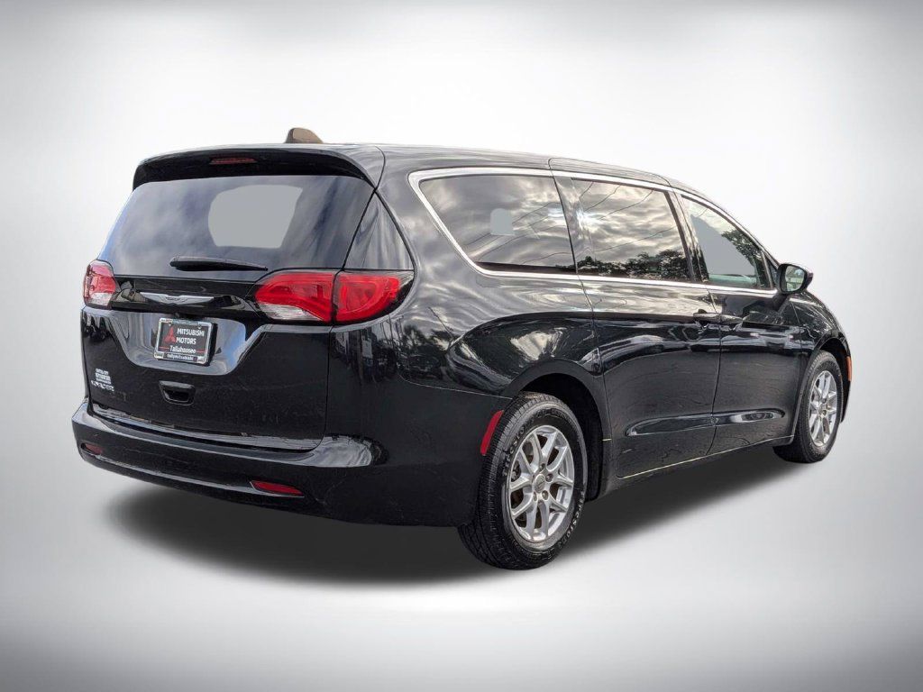 Used 2022 Chrysler Voyager LX FWD image 4
