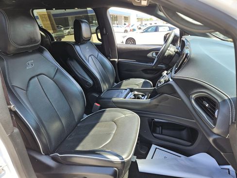 Used 2025 Chrysler Pacifica Limited FWD image 19