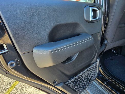 Used 2020 Jeep Wrangler Unlimited Sahara image 16