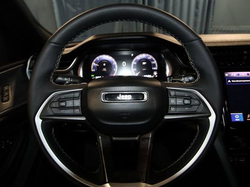 Used 2025 Jeep Grand Cherokee L Limited w/ Black Appearance Package image 12