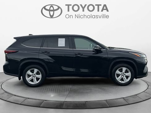 Used 2024 Toyota Highlander LE AWD/4WD image 6