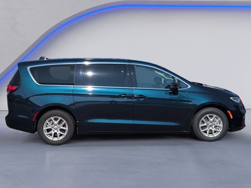 Used 2023 Chrysler Pacifica Touring-L FWD image 3