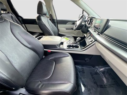 Used 2024 Kia Carnival LX image 28