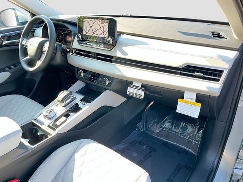 New 2025 Mitsubishi Outlander SEL image 31