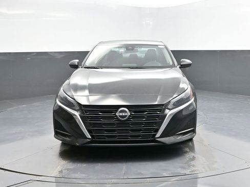 Used 2024 Nissan Altima 2.5 SV image 2