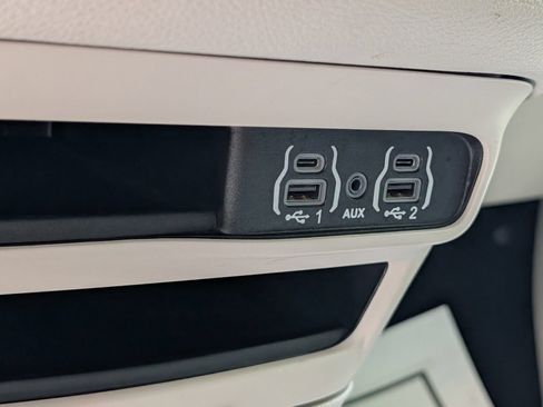 Used 2023 Chrysler Pacifica Touring-L FWD image 10