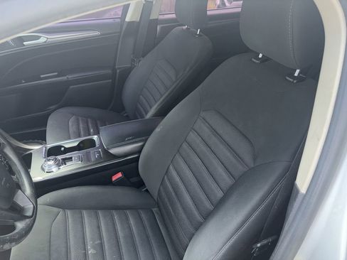 Used 2017 Ford Fusion SE w/ Fusion SE Technology Package image 16