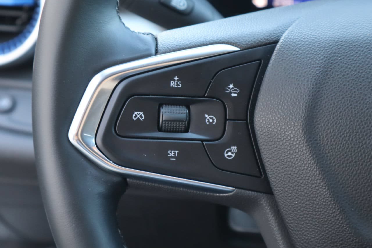 Used 2025 Chevrolet Trax LT w/ LT Convenience Package FWD image 12