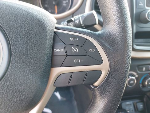 Used 2016 Jeep Cherokee Sport image 18