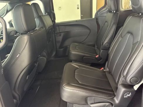 New 2027 Chrysler Pacifica Select AWD/4WD image 19