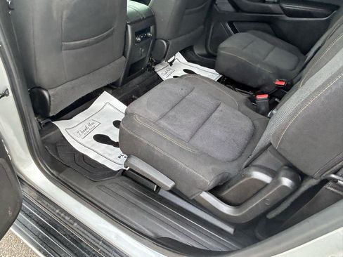 Used 2019 Chevrolet Traverse LT FWD image 9