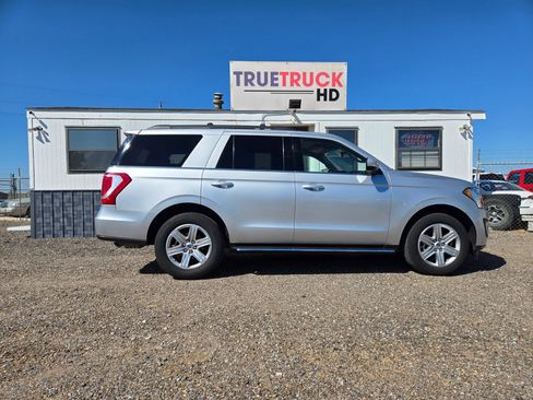 Used 2018 Ford Expedition XLT w/ Equipment Group 202A AWD/4WD image 5