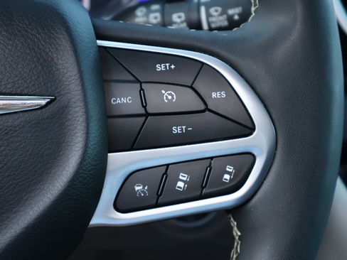 Used 2024 Chrysler Pacifica Touring-L FWD image 16