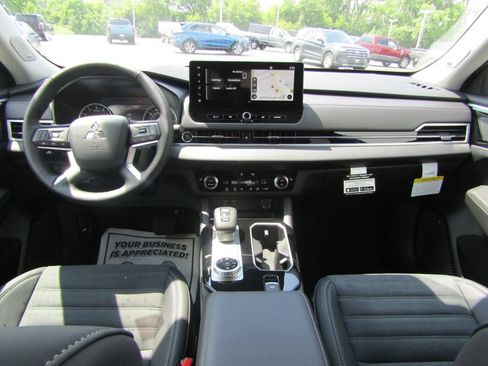 Used 2026 Mitsubishi Outlander AWD image 16