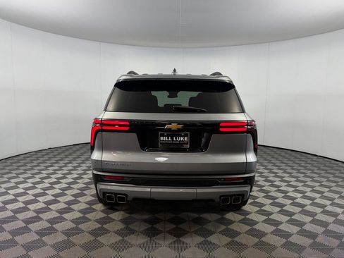 Used 2025 Chevrolet Traverse LT FWD image 8