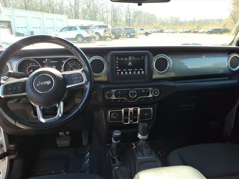 Used 2020 Jeep Wrangler Unlimited Sahara image 11