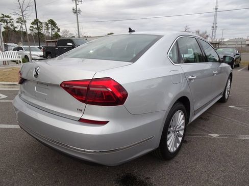 Used 2017 Volkswagen Passat 1.8T SE image 4