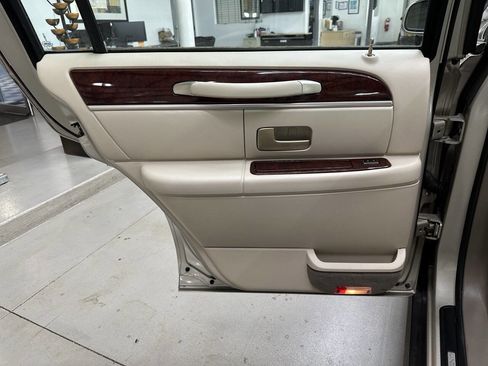 Used 2004 Lincoln Town Car Executive image 12