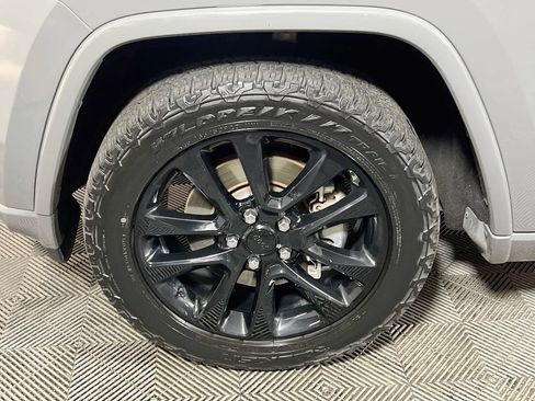 Used 2021 Jeep Grand Cherokee Laredo X AWD/4WD image 25