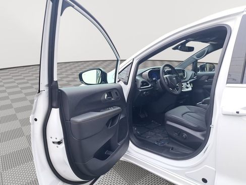 New 2026 Chrysler Pacifica Select image 11