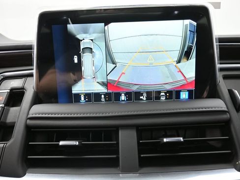 Used 2024 Chevrolet Suburban Z71 w/ Luxury Package AWD/4WD image 4