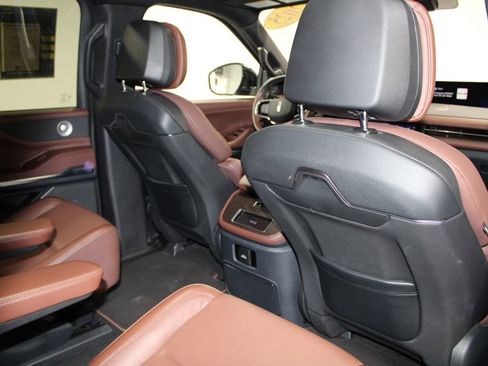 Used 2025 Lincoln Navigator Reserve image 38