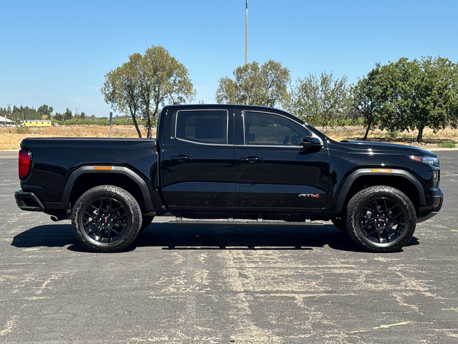 Used 2025 GMC Canyon AT4 w/ Technology Plus Package AWD/4WD image 3