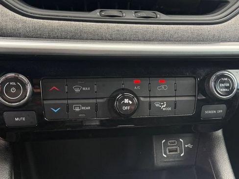 Used 2024 Jeep Compass Latitude AWD/4WD image 19