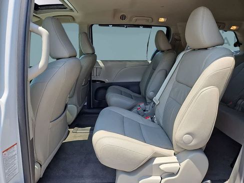 Used 2016 Toyota Sienna XLE w/ XLE Navigation Package FWD image 8
