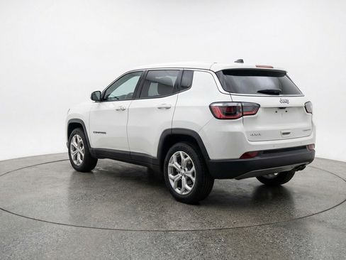 Used 2025 Jeep Compass Latitude AWD/4WD image 6