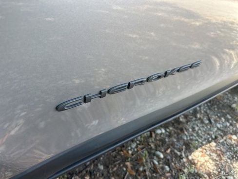 Used 2019 Jeep Cherokee Trailhawk AWD/4WD image 9