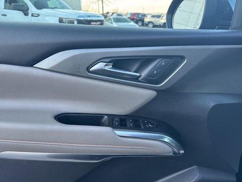 Used 2025 Chevrolet Traverse LT image 11