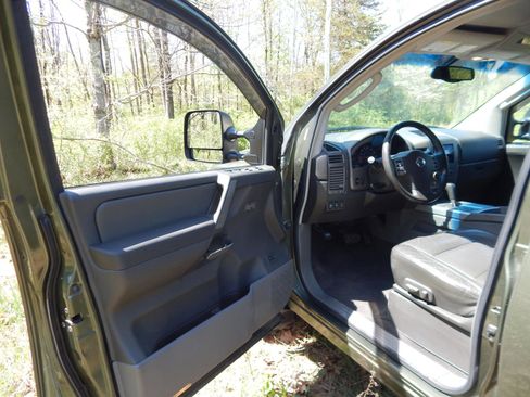 Used 2005 Nissan Titan LE w/ (T01) Tow Pkg AWD/4WD image 12