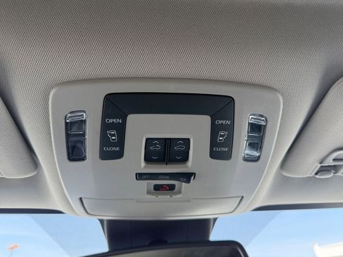 Used 2025 Toyota Sienna LE w/ LE Plus Package image 28