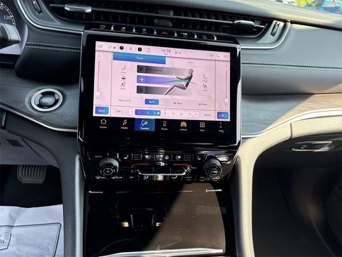 New 2025 Jeep Grand Cherokee L Limited w/ Luxury Tech Group II image 23