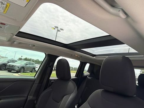 Used 2023 Jeep Renegade Latitude w/ Sun/Sound Group AWD/4WD image 31