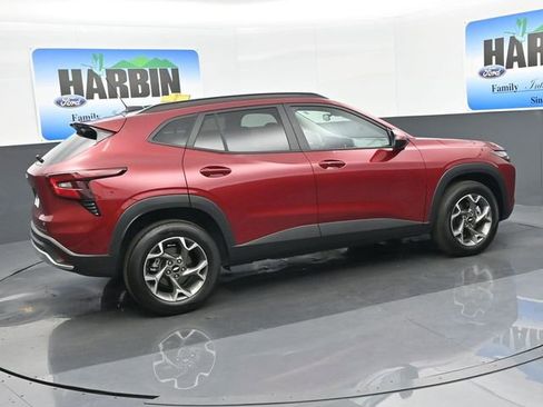 Used 2025 Chevrolet Trax LT w/ LT Convenience Package image 6