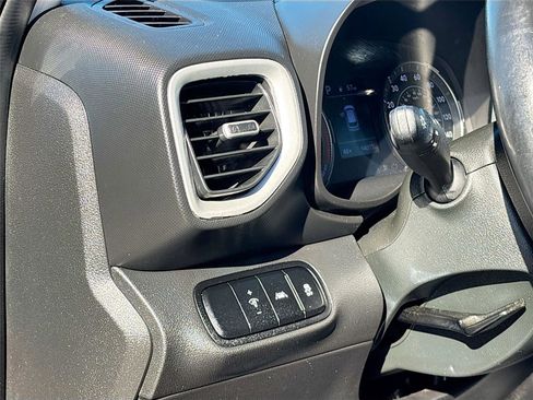 Used 2021 Hyundai Venue SEL image 11