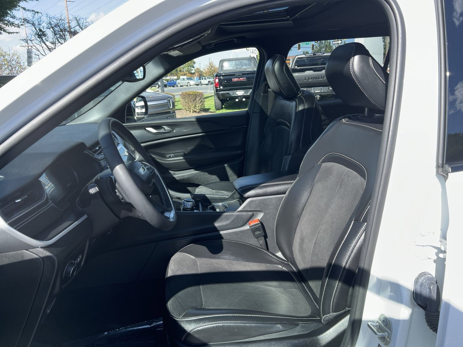 Used 2023 Jeep Grand Cherokee L Altitude AWD/4WD image 13