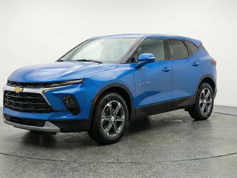 Used 2025 Chevrolet Blazer LT image 3